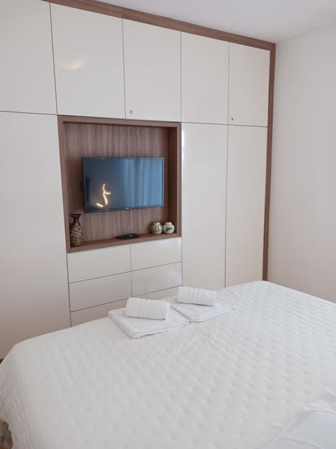 Bed, TV and multimedia, Bedroom
