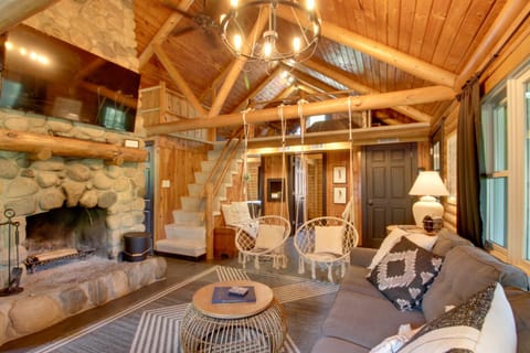 1 Mi to Beach and Lake Breezy Point Cabin with Yard! Cabin in Breezy Point