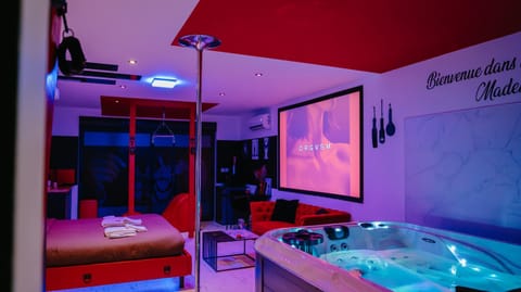 Communal lounge/ TV room, Hot Tub, Bedroom