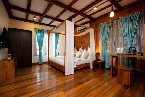 Property building, View (from property/room), Bedroom, Lake view