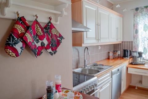 Coffee/tea facilities, Kitchen or kitchenette, dishwasher, oven, stove, kitchen