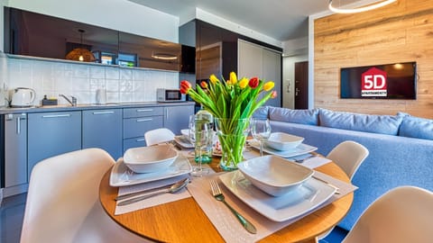 TV and multimedia, Coffee/tea facilities, Kitchen or kitchenette, Living room, Seating area, Dining area, minibar