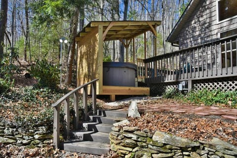 The Camby Cabin just 12 miles to downtown Asheville Cabin in Swannanoa
