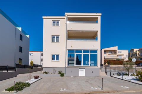 Property building, Neighbourhood