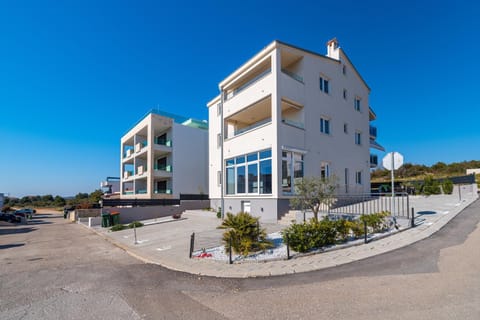 Property building, Neighbourhood, Location