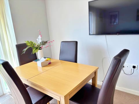 Newbuild - 3 bedrooms, 2 baths,5 mins from airport House in Edinburgh