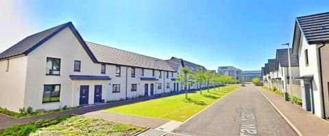 Newbuild - 3 bedrooms, 2 baths,5 mins from airport House in Edinburgh