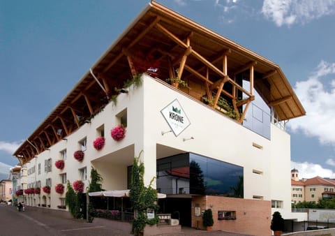 Restaurant/places to eat, Facade/entrance, Day, Garden, Balcony/Terrace