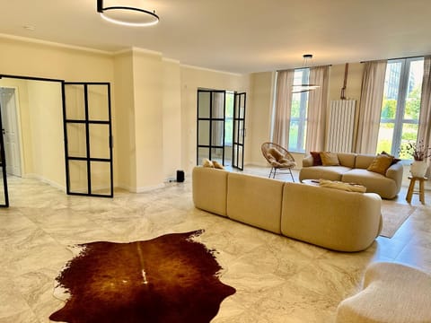 Sanierte 5 Zimmer Luxus Standard Apartment auf 350qm Apartment in Hamburg