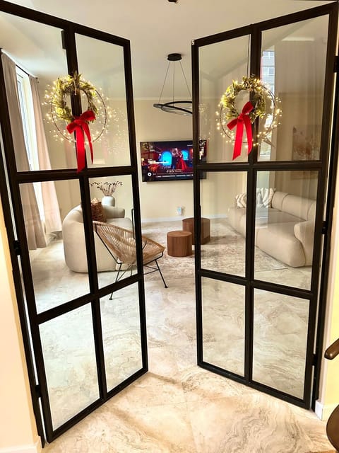 Sanierte 5 Zimmer Luxus Standard Apartment auf 350qm Apartment in Hamburg