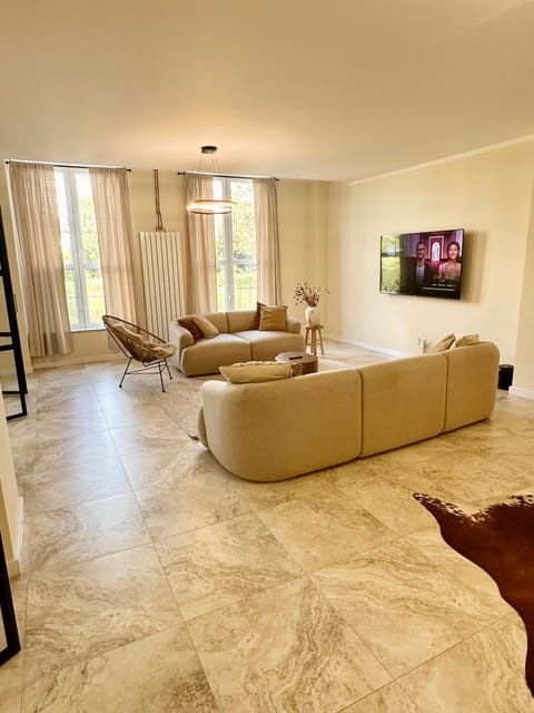 Sanierte 5 Zimmer Luxus Standard Apartment auf 350qm Apartment in Hamburg