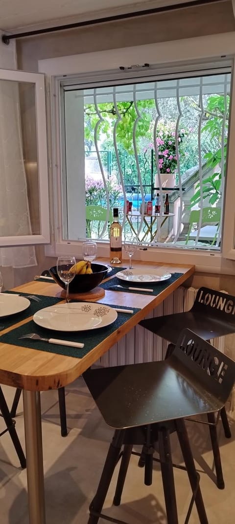 LE COSY Joli F2 proche gare, Arénes avec terrasse privée Apartment in Nimes