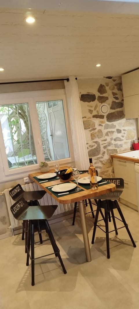 LE COSY Joli F2 proche gare, Arénes avec terrasse privée Apartment in Nimes