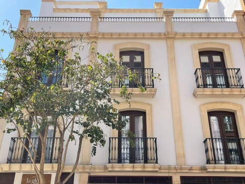 Property building, Day, Balcony/Terrace