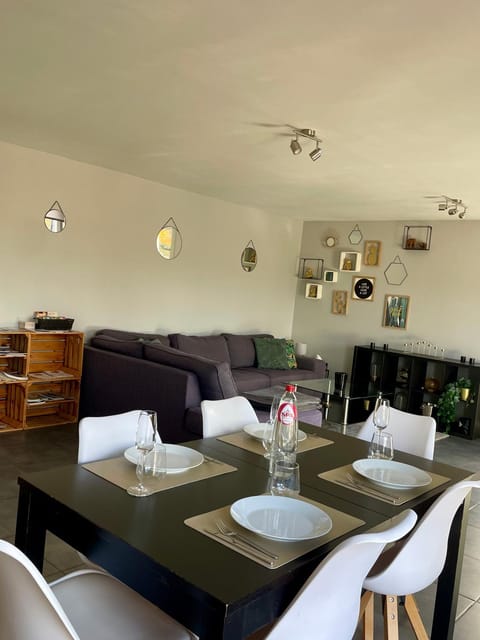 Seating area, Dining area