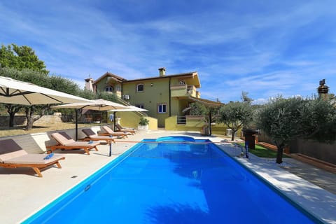 Property building, Day, Pool view, Swimming pool, Swimming pool, sunbed