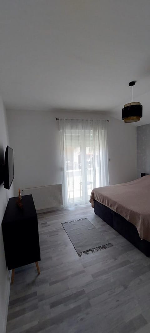 Bed, TV and multimedia, Balcony/Terrace, Bedroom, air conditioner