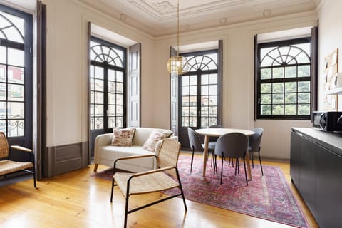 Kitchen or kitchenette, Living room, Seating area, Dining area