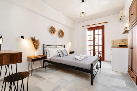 Bed, Kitchen or kitchenette, Photo of the whole room, Bedroom, towels