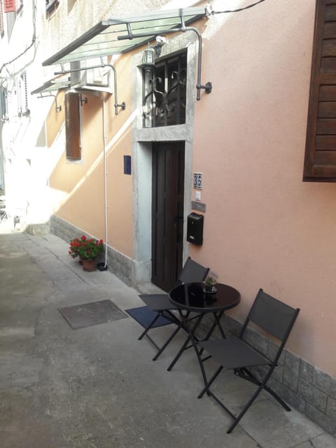 Facade/entrance, Balcony/Terrace