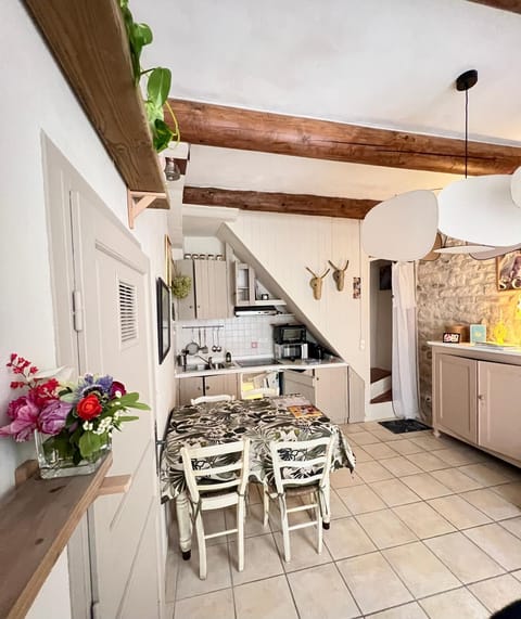 Kitchen or kitchenette, Seating area, dishwasher, minibar, stove