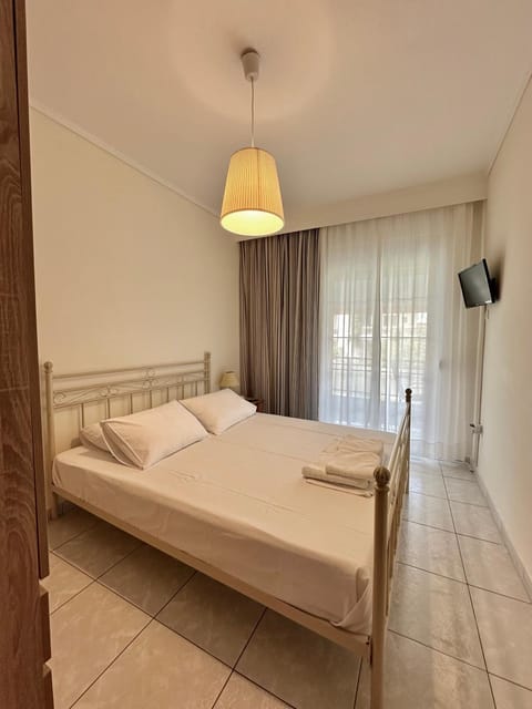 Bed, TV and multimedia, Bedroom, towels