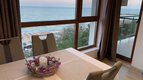 Natural landscape, View (from property/room), Balcony/Terrace, Living room, Seating area, Dining area, Sea view, Sea view