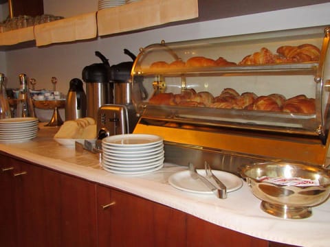 Shower, Toilet, Nearby landmark, Staff, Staff, Restaurant/places to eat, Restaurant/places to eat, Communal lounge/ TV room, Bed, People, Neighbourhood, Natural landscape, Billiard, Bowling, Casino, Fishing, Golfcourse, Nightclub / DJ, Bathroom, TV and multimedia, Balcony/Terrace, Lobby or reception, Lounge or bar, Fitness centre/facilities, Seating area, Tennis court, Hiking, Cycling, Evening entertainment, Bedroom, On site, Meeting/conference room, Food, Pets, Pets, Pets, Guests, Guests, City view, City view, Landmark view, Landmark view, Street view, Street view, Supermarket/grocery shop, Shopping Area, Swimming pool, Buffet breakfast, Buffet breakfast, Alcoholic drinks, Alcoholic drinks, Non alcoholic drinks, Non alcoholic drinks, Seasons, Time of day, young children, young children, young children, older children, older children, older children, group of guests, group of guests, group of guests, cot, Family, Family, Family