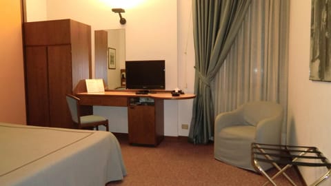 Shower, Toilet, Nearby landmark, Staff, Staff, Restaurant/places to eat, Communal lounge/ TV room, Bed, People, Neighbourhood, Natural landscape, Activities, Billiard, Bowling, Casino, Fishing, Golfcourse, Nightclub / DJ, Bathroom, TV and multimedia, View (from property/room), View (from property/room), Balcony/Terrace, Lobby or reception, Lounge or bar, Fitness centre/facilities, Food and drinks, Food and drinks, Other, Other, Photo of the whole room, Business facilities, Seating area, Tennis court, Hiking, Cycling, Evening entertainment, Bedroom, On site, Meeting/conference room, Food, Food, Pets, Pets, Pets, Guests, Guests, Guests, City view, City view, Landmark view, Landmark view, Street view, Street view, Area and facilities, Area and facilities, Supermarket/grocery shop, Shopping Area, Swimming pool, Meals, Meals, Buffet breakfast, Buffet breakfast, Drinks, Drinks, Alcoholic drinks, Alcoholic drinks, Non alcoholic drinks, Non alcoholic drinks, Seasons, Time of day, children, children, young children, young children, young children, older children, older children, older children, group of guests, group of guests, group of guests, cot, Family, Family, Family