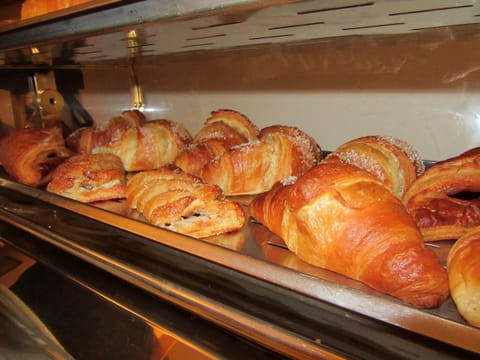 Shower, Toilet, Nearby landmark, Staff, Staff, Restaurant/places to eat, Restaurant/places to eat, Communal lounge/ TV room, Bed, Food close-up, Food close-up, People, Neighbourhood, Natural landscape, Billiard, Bowling, Fishing, Golfcourse, Library, Nightclub / DJ, Bathroom, TV and multimedia, Balcony/Terrace, Living room, Lobby or reception, Lounge or bar, Fitness centre/facilities, Food and drinks, Food and drinks, Seating area, Tennis court, Hiking, Cycling, Evening entertainment, Bedroom, On site, Meeting/conference room, Food, Food, Pets, Pets, Pets, Guests, Guests, City view, City view, Landmark view, Landmark view, Street view, Street view, Supermarket/grocery shop, Shopping Area, Swimming pool, Buffet breakfast, Buffet breakfast, Alcoholic drinks, Alcoholic drinks, Non alcoholic drinks, Non alcoholic drinks, Seasons, Time of day, young children, young children, young children, older children, older children, older children, group of guests, group of guests, group of guests, cot, Family, Family, Family