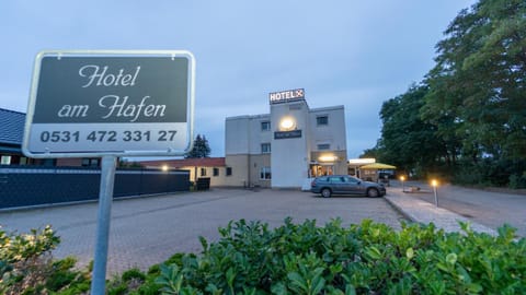 Property building, Property logo or sign, Neighbourhood, Street view, Location, Parking
