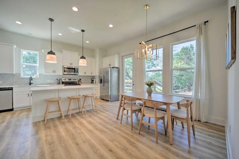 Canyon Lake Home with Deck about 1 Mi to Comal Park House in Canyon Lake