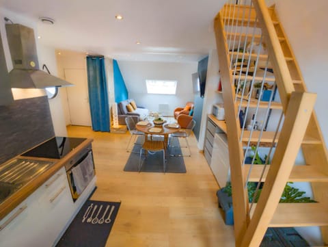 Kitchen or kitchenette, Dining area, stove