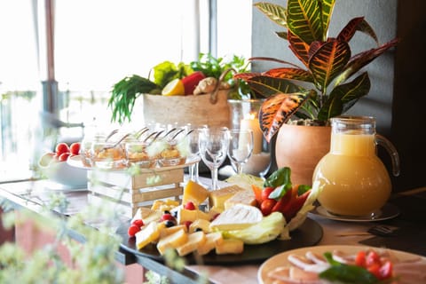 Food and drinks, Food, Breakfast, Continental breakfast, Buffet breakfast, Drinks