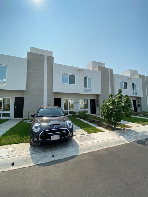 Property building, Day, Garden, Parking