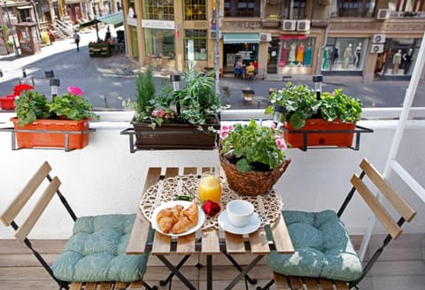 View (from property/room), Balcony/Terrace, Dining area, Landmark view, Quiet street view