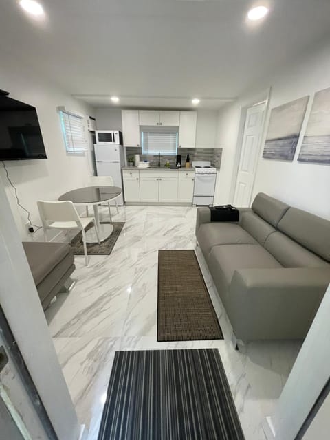 TV and multimedia, Kitchen or kitchenette, Living room, Seating area, Dining area