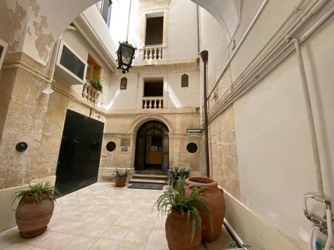 Patio, Facade/entrance