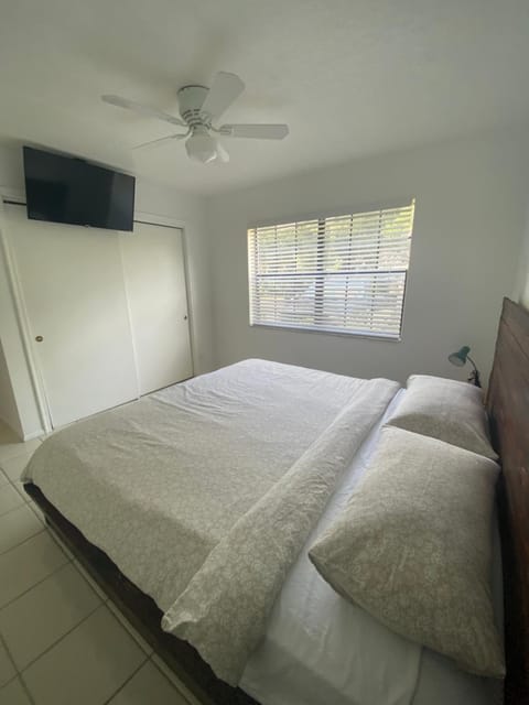 Bed, TV and multimedia, Photo of the whole room, Bedroom, fireplace