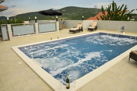 Natural landscape, Hot Tub, Mountain view, Pool view, Swimming pool, sunbed