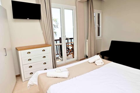 Bed, TV and multimedia, View (from property/room), View (from property/room), Bedroom, Sea view, Sea view