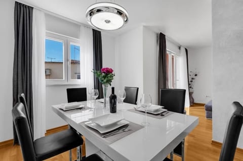 Seating area, Dining area