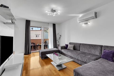 TV and multimedia, Living room, Seating area, air conditioner