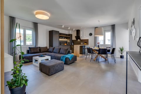 Kitchen or kitchenette, Living room, Seating area, Dining area