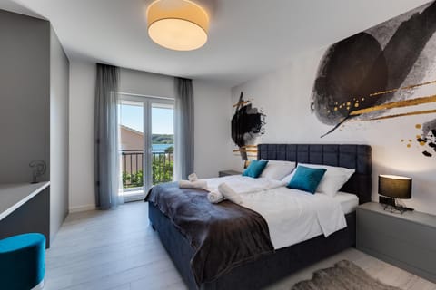 Bed, Photo of the whole room, Bedroom, towels