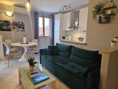 Kitchen or kitchenette, Living room, Seating area, Dining area