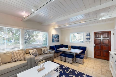 Stroll to Shore Stinson Beach Gem with Hot Tub House in Stinson Beach