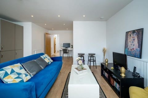 TV and multimedia, Kitchen or kitchenette, Living room, Seating area, Dining area