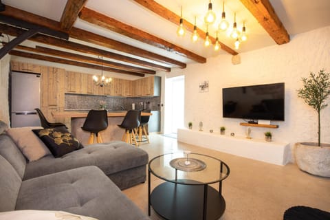Communal lounge/ TV room, TV and multimedia, Kitchen or kitchenette, Living room, Seating area, Dining area, Evening entertainment