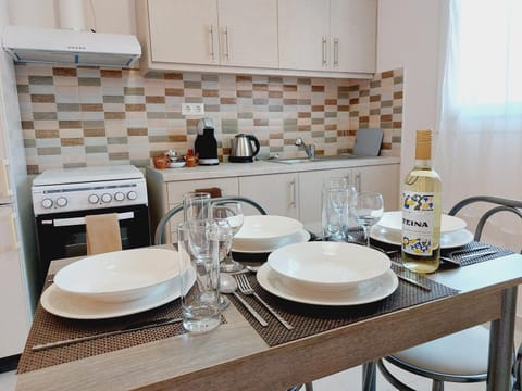 Coffee/tea facilities, Kitchen or kitchenette, Dining area